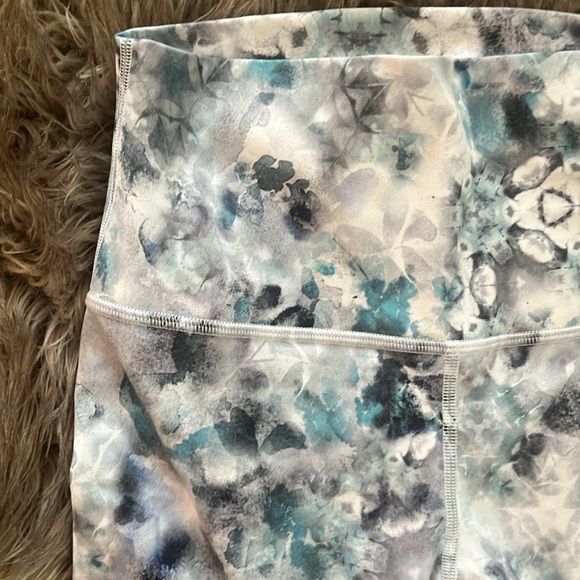 LULULEMON LEGGINGS SZ 6 LIKE NEW - Picture 4 of 4